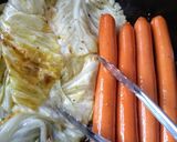 Foto del paso 3 de la receta: Repollo asado con salchichas Frankfurt ahumadas