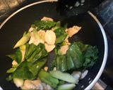 รูปขั้นตอนการทำที่ 2 ของ ผัดซีอิ๊ว อกไก่