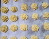 Foto langkah ke 4 dari resep Kue Sagu Keju.