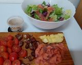 Foto del paso 3 de la receta: Ensalada tibia con salmón ahumado, dátiles, cherry y mezclum