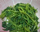 Hình bước làm 1 của món Rau muống luộc chấm mắm ruốc