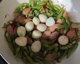 Foto langkah ke 3 dari resep Tumis Buncis Telur Sosis.