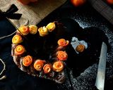 Foto del paso 13 de la receta: Bundt cake corazón de calabaza y manzana con rosas