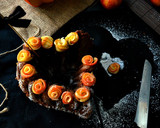 Foto del paso 13 de la receta: Bundt cake corazón de calabaza y manzana con rosas