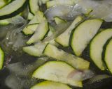Foto del paso 2 de la receta: Pulpitos con cebolla y calabacín
