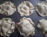 A picture of step 5 of Scallop and chicken liver pies.