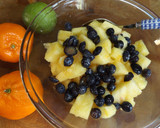 Foto del paso 2 de la receta: Piña y arándanos con zumo de mandarina y lima