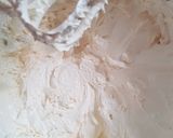 Foto langkah ke 2 dari resep Bolu kukus karakter.