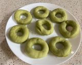 Gambar langkah 3 resipi Donat Teh Hijau (Matcha Doughnuts).