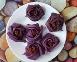 Foto langkah ke 5 dari resep Dadar Gulung Bunga Mawar Ubi Unggu 🌹.