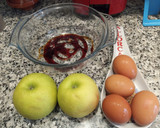Foto del paso 1 de la receta: Tarta de huevos y manzanas 🍏 al Microondas
