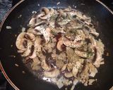 Foto del paso 3 de la receta: Muslos de pollo en salsa de nata con patatas panaderas