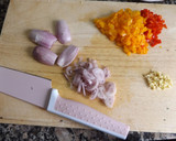 Foto del paso 2 de la receta: Pastel de coliflor y pimientos con bolitas de mozzarella a la cúrcuma