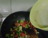 Foto langkah ke 3 dari resep Tumis Makaroni Asam Manis.