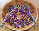 Foto del paso 2 de la receta: Ensalada de col morada con zanahoria