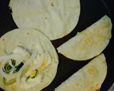 Foto del paso 2 de la receta: Quesadillas de queso fresco y epazote 🧀