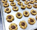 Foto langkah ke 6 dari resep Nutella Peanut Thumbprint.