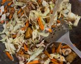 Gambar langkah 5 resipi Bihun Goreng Singapore.