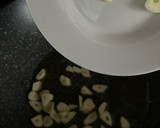 Foto del paso 3 de la receta: Tortilla mal hecha, de setas al ajillo, en wok