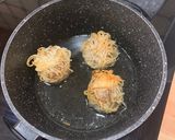 Foto del passaggio 4 della ricetta Polpette di Maiale Avvolte in Noodles