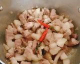 Hình bước làm 3 của món Thịt heo kho cải chua và rau thì là