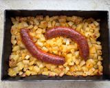 Sült kolbász tepsis krumplival recept fázis 3 fotója