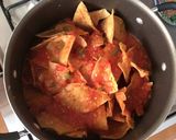 Foto del paso 2 de la receta: Chilaquiles en salsa roja