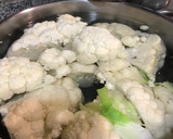Foto del paso 1 de la receta: Tortilla de coliflor y cebolla (con sabor a tortilla de patata de toda la vida)