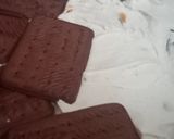 صورة لخطوة 1 من وصفة كيكة السنيكرز بالبيسكويت