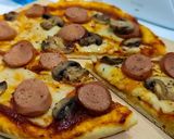 Foto langkah ke 6 dari resep Cheesy Mushroom Sausages Pizza.