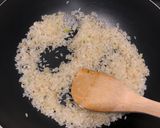 Foto del passaggio 4 della ricetta Risotto con Champignon e speck🍄‍🟫🥓🍛