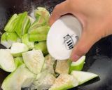 A picture of step 3 of Stir-Fried Loofah (清炒丝瓜).