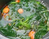 Foto langkah ke 2 dari resep Sayur Bening Bayam Wortel.