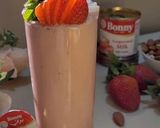 A picture of step 4 of Strawberry banana smoothie.