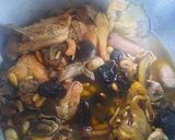 Foto del paso 15 de la receta: Pollo de corral con setas y ciruelas