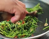 Foto langkah ke 6 dari resep Tumis Kangkung Saus Tiram (Tidak Pedas).