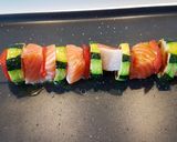 Foto del paso 2 de la receta: Brocheta de calabacín, pimiento y salmón