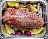 Foto del paso 5 de la receta Redondo de ternera relleno de frutos rojos, ciruelas y pistachos