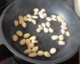 Foto del paso 1 de la receta: Rape en salsa de almendras