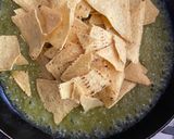 Foto del paso 3 de la receta: Torta de chilaquiles con milanesa