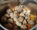 Foto del paso 5 de la receta: Albóndigas con taquitos de jamón, pepinillo y aceitunas negras