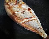 Foto del paso 8 de la receta: Brecas a la plancha con crujiente de ajos y almendras