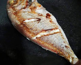 Foto del paso 8 de la receta: Brecas a la plancha con crujiente de ajos y almendras