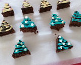 Foto del paso 4 de la receta: Brownie de cacao de avellanas sin horno con motivo navideños