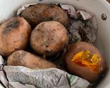 Foto del paso 2 de la receta: Camote asado en olla (con papel)