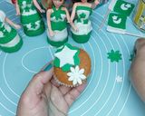 A picture of step 7 of Ready-made cupcakes with Fondant topper independence day theme.