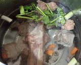 Foto langkah ke 5 dari resep Sop Iga dan Tulang Sumsum Kuah Bening.