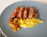 Foto del paso 10 de la receta: Magret de pato con cebolla caramelizada y compota de manzana