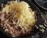 Foto del paso 2 de la receta: Triángulos de carne y queso con masa filo