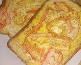รูปขั้นตอนการทำที่ 5 ของ ขนมปังปิ้งหน้าไข่ปูอัด (Toast Topped with Egg and Crab Sticks)
